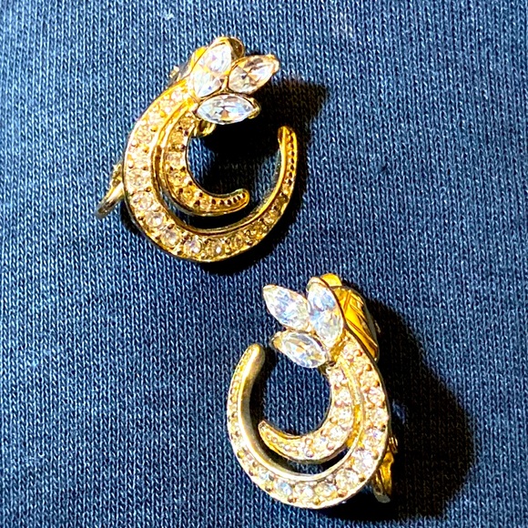 Trifari Goldtone Coil Rhinestone Crystal 3Petal Flower Clip on Earrings Vtg - Picture 1 of 4
